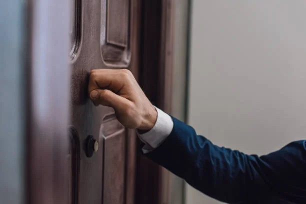 Process Server Knocks On Your Door